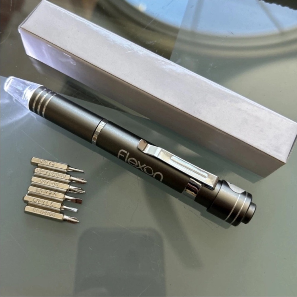 Penlight screwdriver with 6 bits magnetic